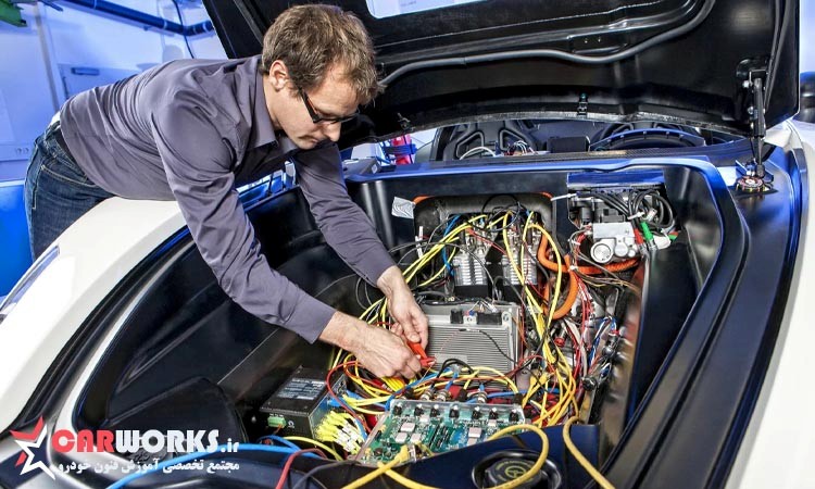 تعمیرکار برق و مکانیک خودرو